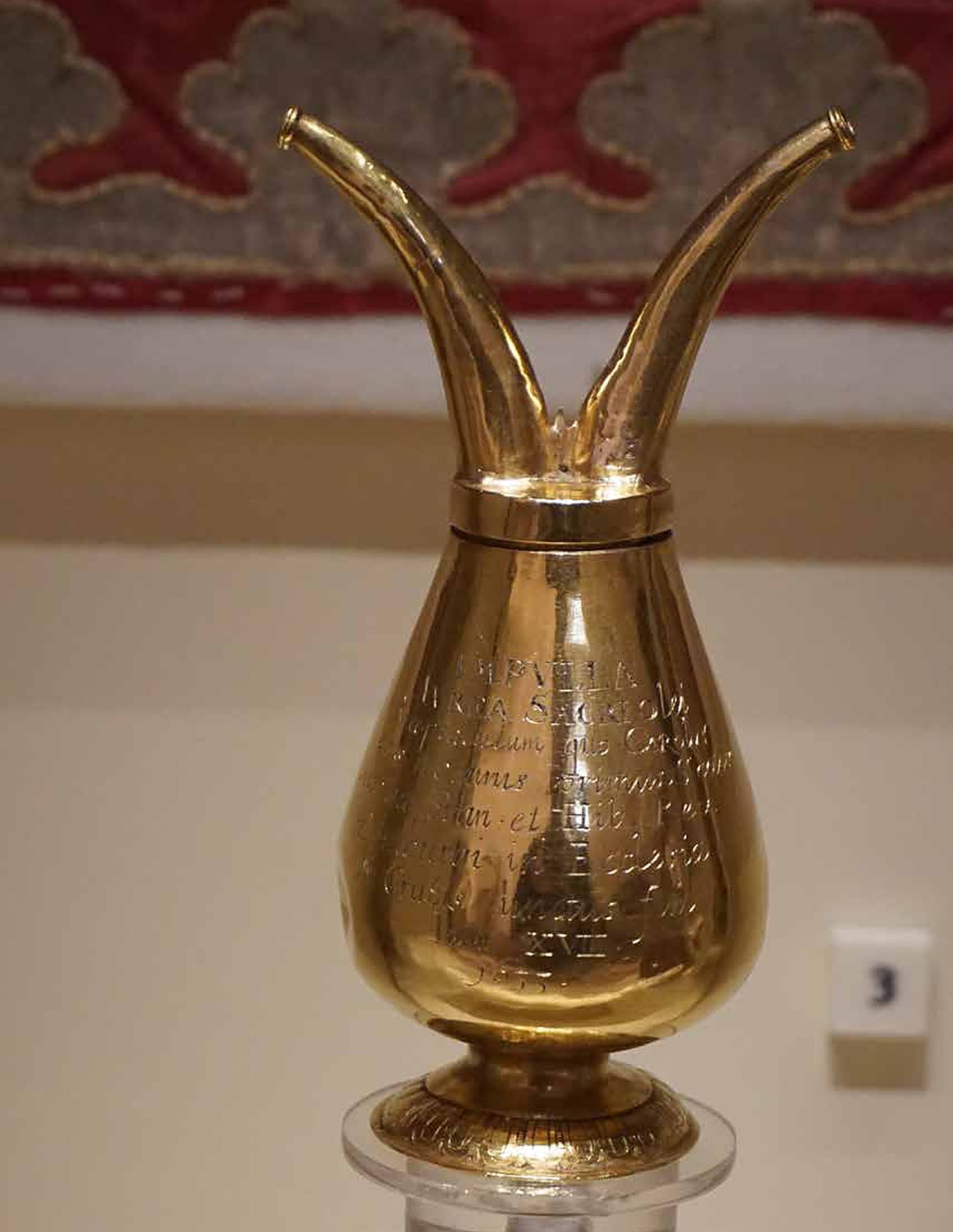 Gold vessel with two curved spouts